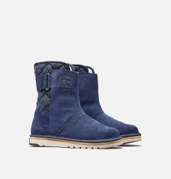 Botte d'Hiver Newbie™ Short Femme Botte d'Hiver Newbie™ Short Femme, Collegiate Navy, Fossil, 3/4 front