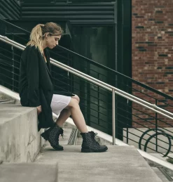 Botte Imperméable en Peau de Mouton Lennox™ Lace Femme Botte Imperméable en Peau de Mouton Lennox™ Lace Femme, Black, Nocturnal Red