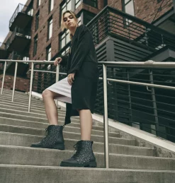 Botte Imperméable en Peau de Mouton Lennox™ Lace Femme Botte Imperméable en Peau de Mouton Lennox™ Lace Femme, Black, Nocturnal Red