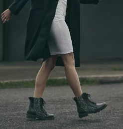 Botte Imperméable en Peau de Mouton Lennox™ Lace Femme Botte Imperméable en Peau de Mouton Lennox™ Lace Femme, Black, Nocturnal Red